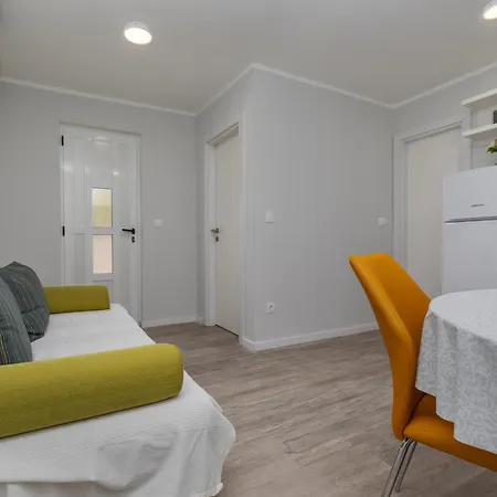 Апартаменти With Swimming Pool Mimice, Omis - 2754 Міміце
